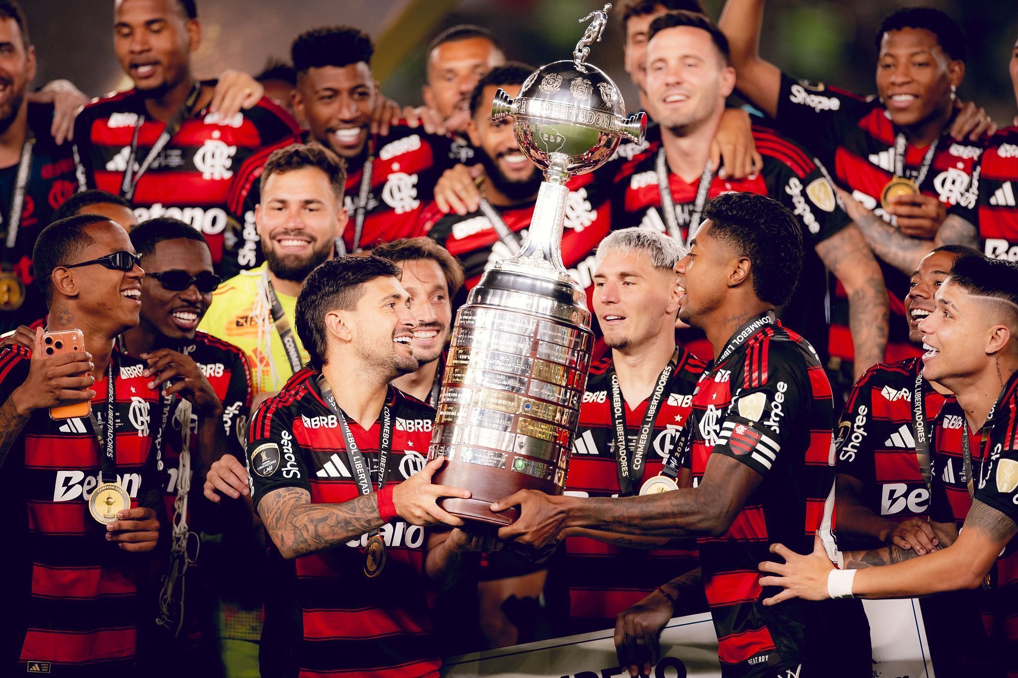 Arrascaeta e Bruno Henrique se distanciam como maiores campeões do Flamengo