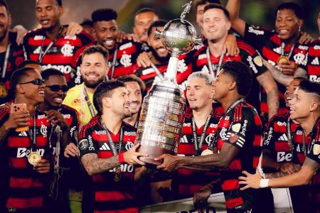 Arrascaeta e Bruno Henrique são os maiores campeões da história do Flamengo