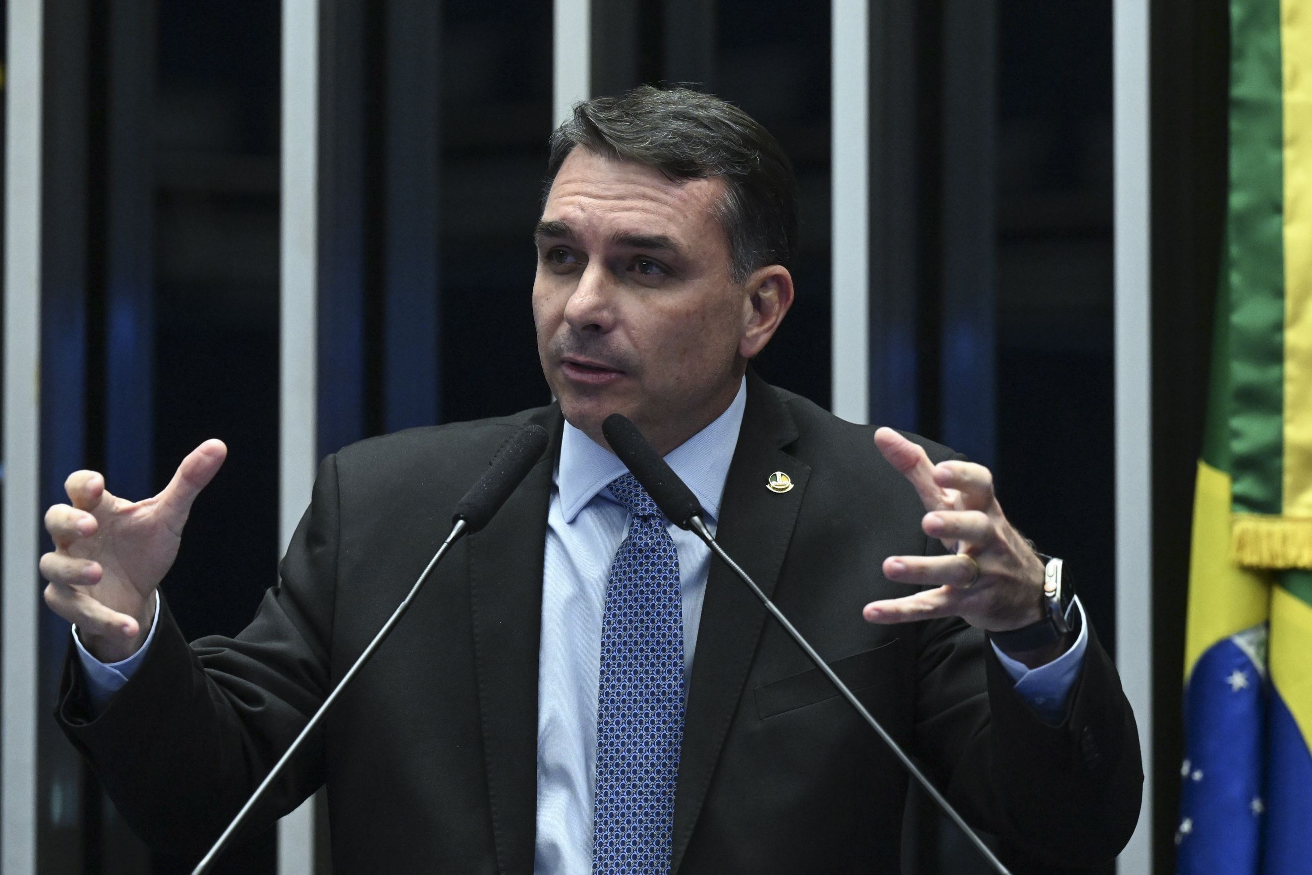 Flávio Bolsonaro troca marqueteiro em meio à crise do caso Dark Horse