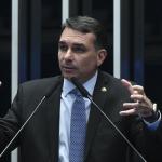 Flávio diz que se reuniu com Moraes para tratar de domiciliar a Bolsonaro