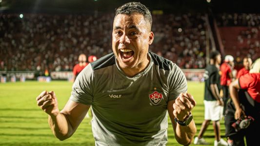 Técnico Jair Ventura comemora permanência do Vitória na Série A do Campeonato Brasileiro