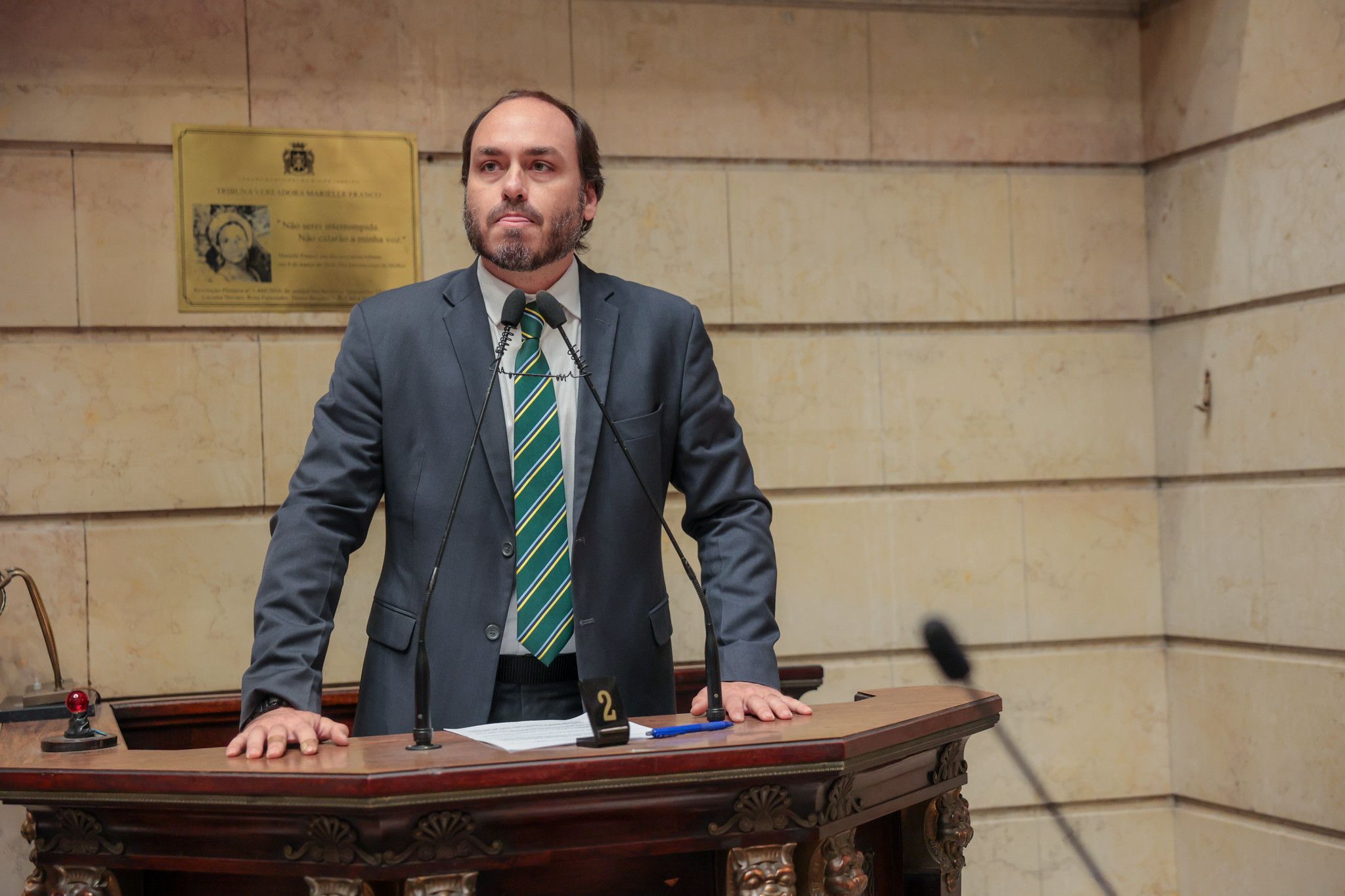 'Nem criminosos perigosos recebem esse tratamento', diz Carlos Bolsonaro sobre o pai