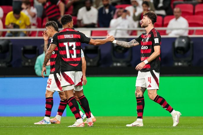 Danilo e Léo Pereira, zagueiros do Flamengo, vibram com gol sobre o Pyramids