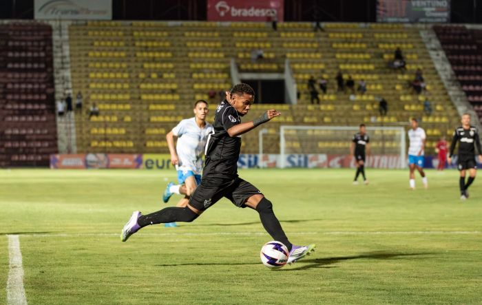 Gabriel Veneno em ação pelo Atlético na Copinha, contra o QFC