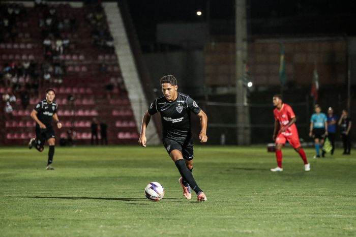 Riquelme em ação pelo Atlético contra o Audax-SP, pela Copinha