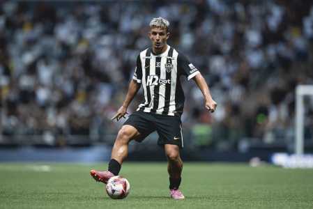 Mateus Iseppe em ação pelo Atlético