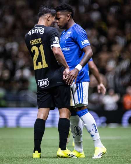 Alan Franco e Arroyo em discussão durante clássico entre Atlético e Cruzeiro na Arena MRV