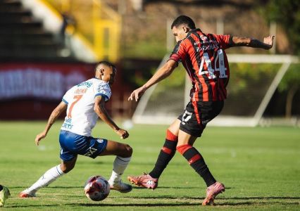 Ademir, do Bahia, e Gabriel Baralhas, do Vitória, em um clássico Ba-Vi