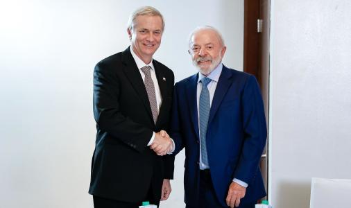 O presidente eleito do Chile, o ultradireitista José Antonio Kast (dir.), e o presidente Lula (esq.)