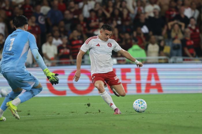 Flamengo x Internacional: Borré tira de Rossi e abre o placar no Maracanã