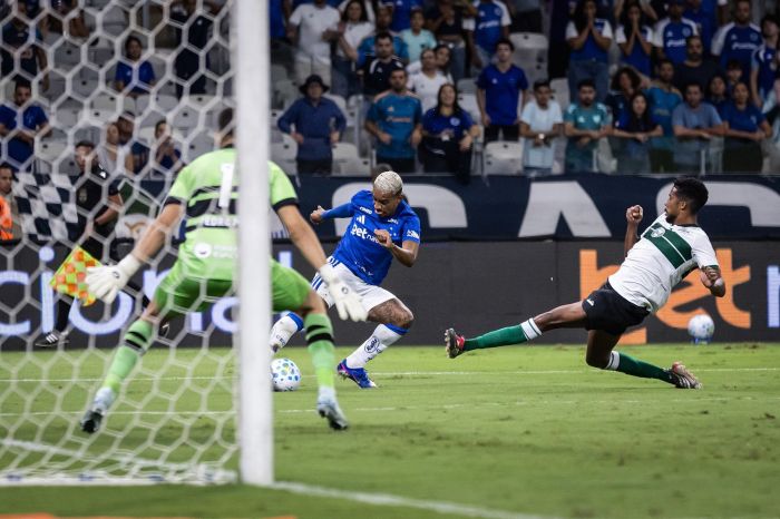 Cruzeiro e Coritiba se enfrentam no Mineirão