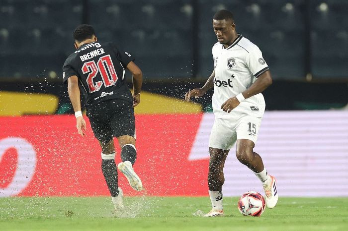 Vasco x Botafogo: Brenner e Bastos disputam a bola em clássico em São Januário