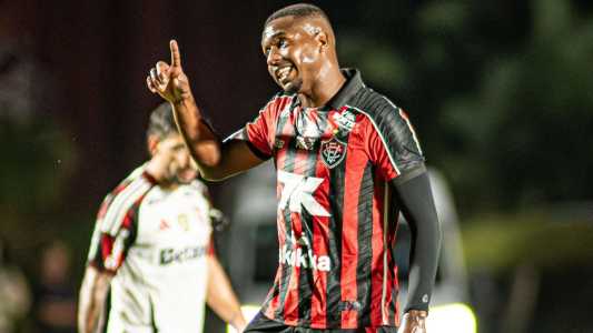 Volante Dudu em campo pelo Vitória contra o Flamengo, no Campeonato Brasileiro