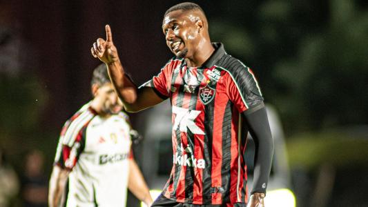 Volante Dudu em campo pelo Vitória contra o Flamengo, no Campeonato Brasileiro