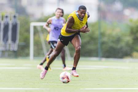 Júnior Santos durante treino do Atlético na Cidade do Galo