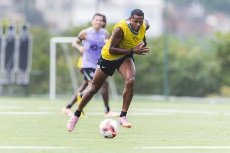 Júnior Santos durante treino do Atlético na Cidade do Galo