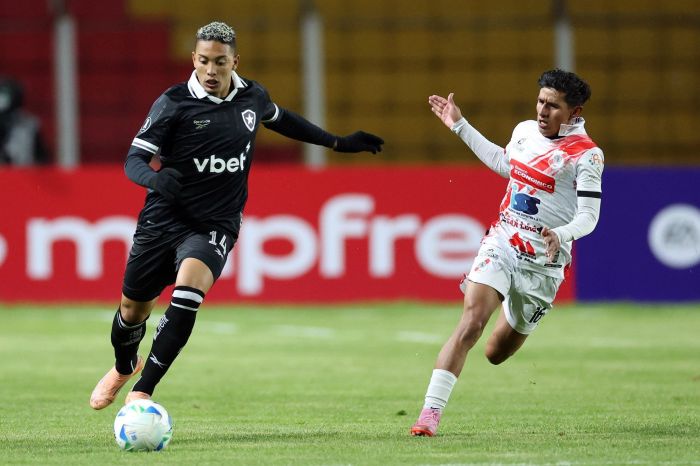 Nacional Potosí x Botafogo: Jordan Barrera encara a marcação adversária na Bolívia