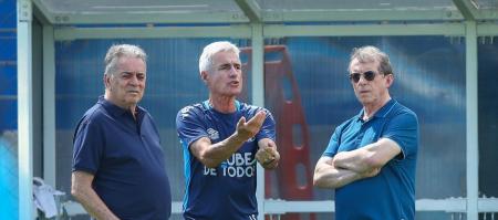 Da esquerda para direita, Paulo Pelaipe, executivo do Grêmio, Luís Castro, treinador, e Odorico Roman, presidente