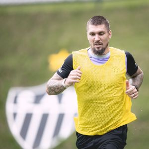 Lyanco durante treino do Atlético na Cidade do Galo