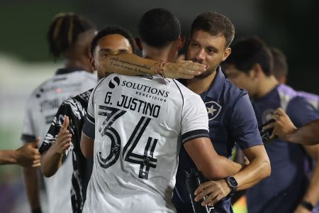 Martín Anselmi orienta o jovem Justino, defensor do Botafogo, durante partida da Taça Rio