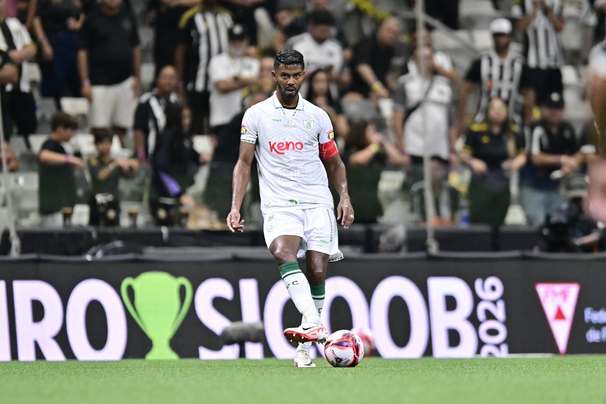 Titular do América sente desconforto e é cortado de clássico contra o Atlético