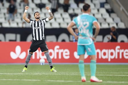 Botafogo x Nacional: Alex Telles vibra com a torcida no Estádio Nilton Santos