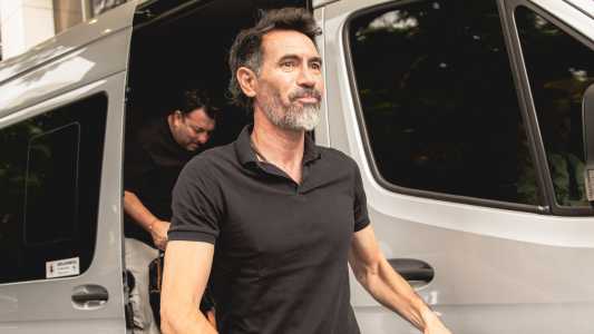 Eduardo Domínguez na chegada ao hotel onde o elenco do Alético está hospedado, em Porto Alegre