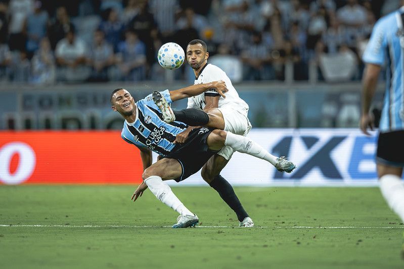 Com um a menos, Atlético perde para o Grêmio e segue sem vencer no Brasileirão