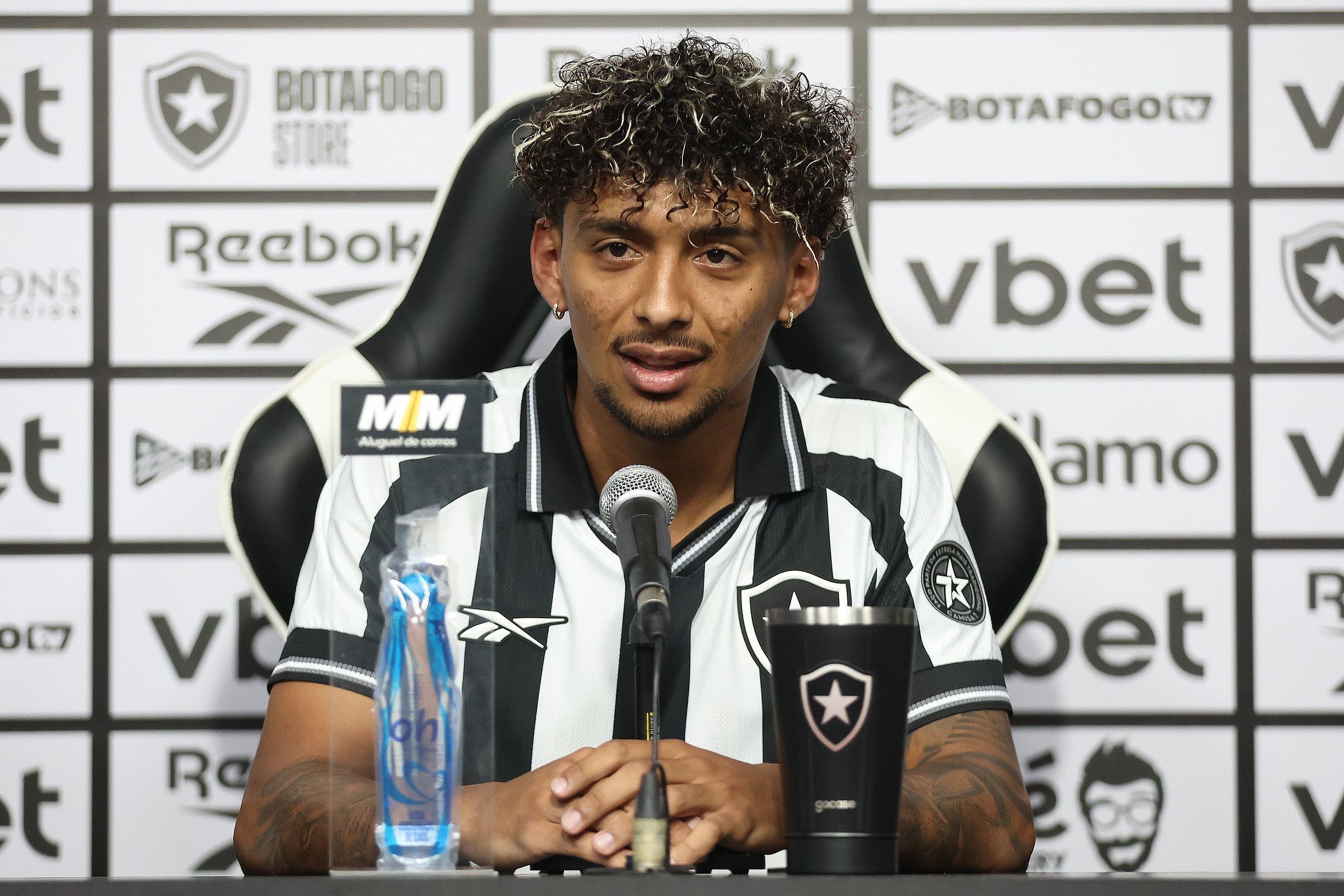 Apresentado no Botafogo, Medina recebe a camisa 5 e revela como se deu negociação