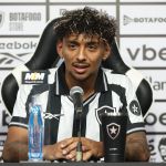 Apresentado no Botafogo, Medina recebe a camisa 5 e revela como se deu negociação