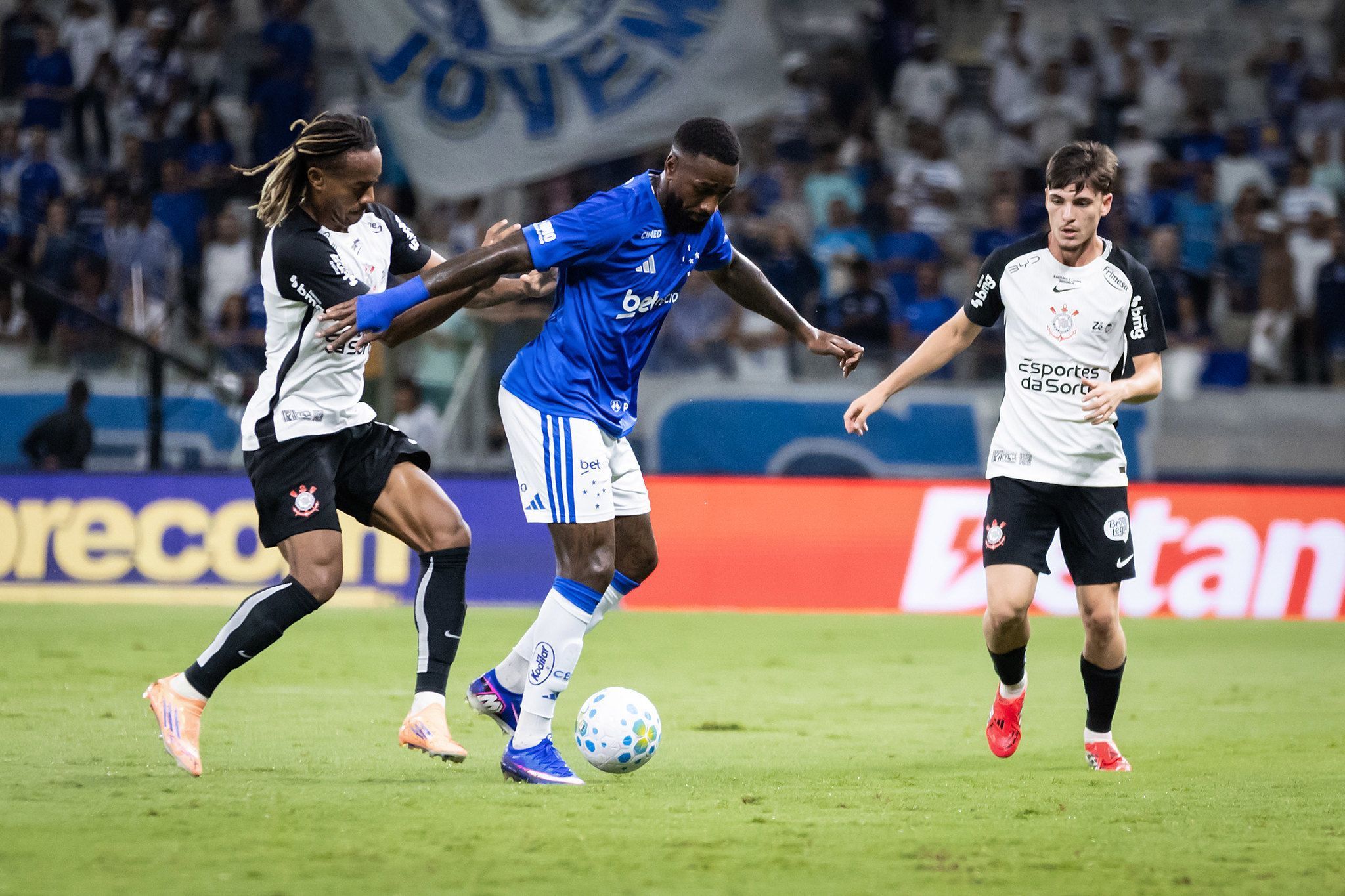 Cruzeiro tem expulso, cede empate ao Corinthians e segue sem vencer no Brasileiro