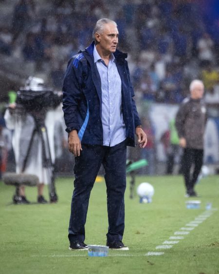 Tite, treinador do Cruzeiro, em ação durante o jogo contra o Corinthians