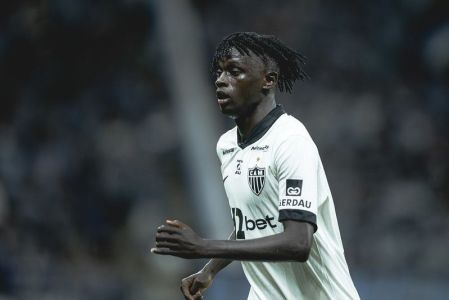 Mamady Cissé em ação pelo Atlético