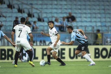 Victor Hugo em ação pelo Atlético contra o Grêmio pelo Brasileirão