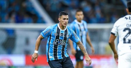 Pavon em ação pelo Grêmio contra o Atlético