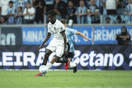 Mamady Cissé em ação pelo Atlético contra o Grêmio