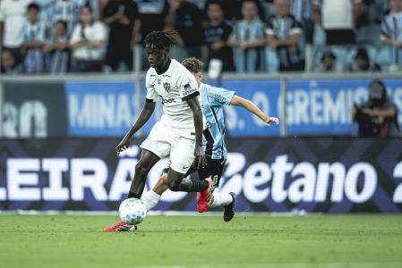 Mamady Cissé em ação pelo Atlético contra o Grêmio