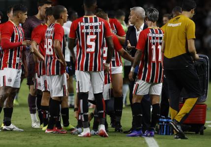 Crespo orienta jogadores do São Paulo no Brasileirão 2026
