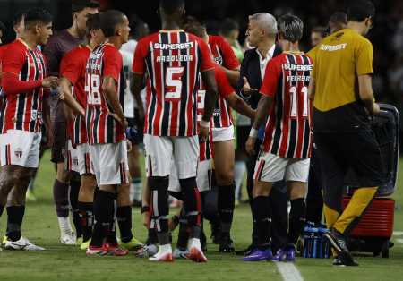 Crespo orienta jogadores do São Paulo no Brasileirão 2026