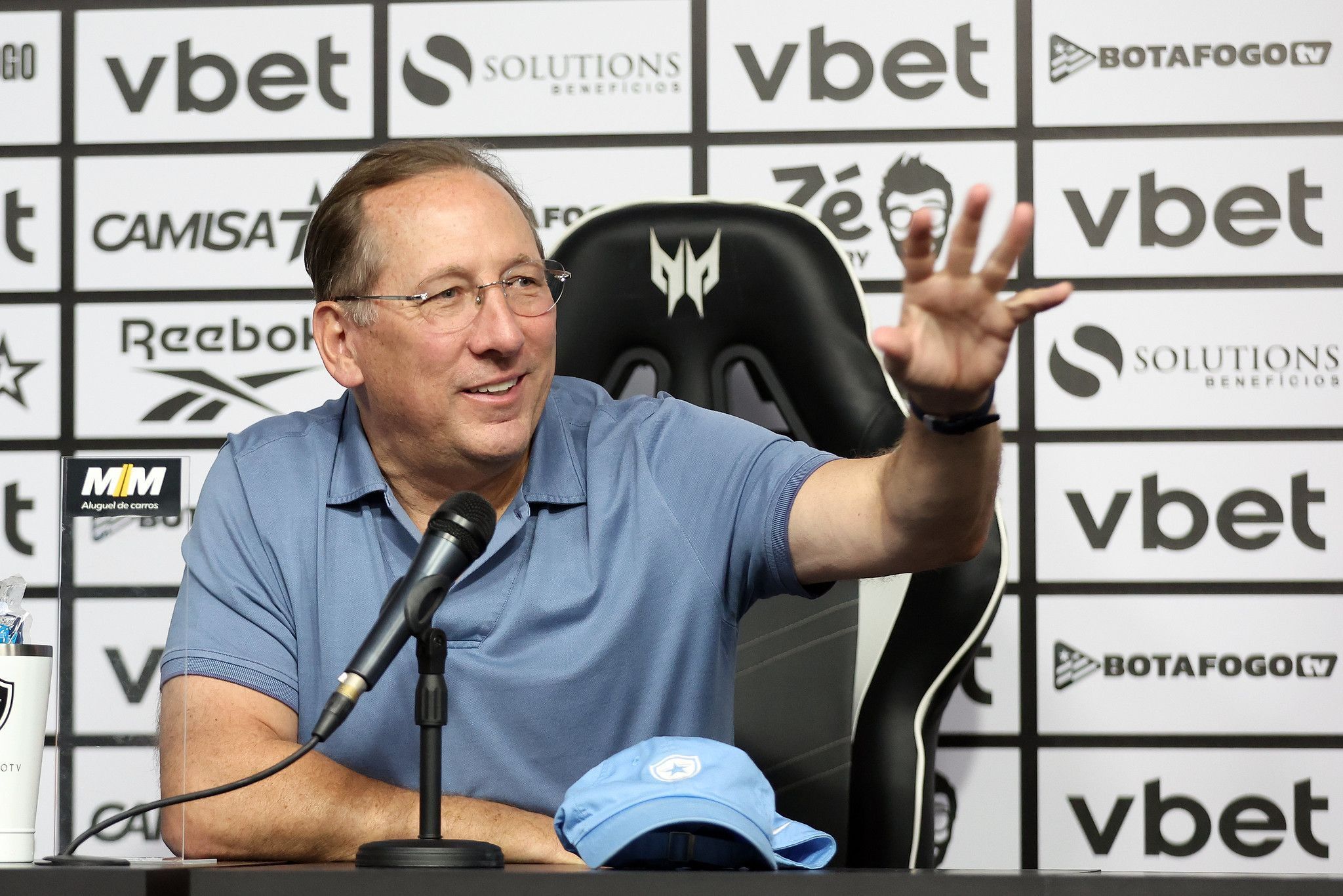 Diretor avalia risco de transfer ban ao Botafogo: 'Textor está otimista'