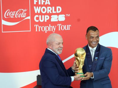 Ao lado de Cafu e Formiga, Lula recebe troféu e defende legado social e esportivo