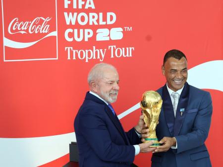 Ao lado de Cafu e Formiga, Lula recebe troféu e defende legado social e esportivo
