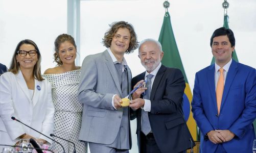 Da esquerda para a direita: a primeira-dama Janja; a atriz Isadora Cruz; o medalhista Lucas Pinheiro; o presidente Lula; o ministro do Esporte, André Fufuca