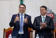 Tarcísio defende Flávio Bolsonaro e diz que áudios com Vorcaro não afetam pré-candidatura