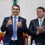 Flávio Bolsonaro recebe afagos de Tarcísio em São Paulo: ‘Futuro presidente’