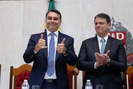 Flávio e Tarcísio de Freitas em evento na Assembleia Legislativa de SP