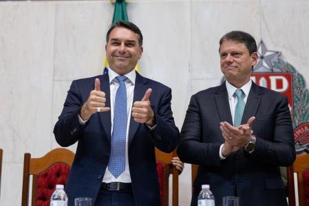 Flávio e Tarcísio de Freitas em evento na Assembleia Legislativa de SP