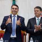 Tarcísio defende Flávio Bolsonaro e diz que áudios com Vorcaro não afetam pré-candidatura