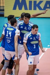 Jogadores do Cruzeiro comemoram ponto em jogo diante do Minas Tênis Clube