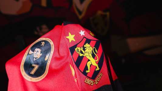 Escudo do Sport na camisa de 2025, fabricada pela Umbro